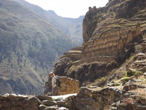 Saskia en las ruinas de Pinkuylluna - Ollantaytambo - Parú